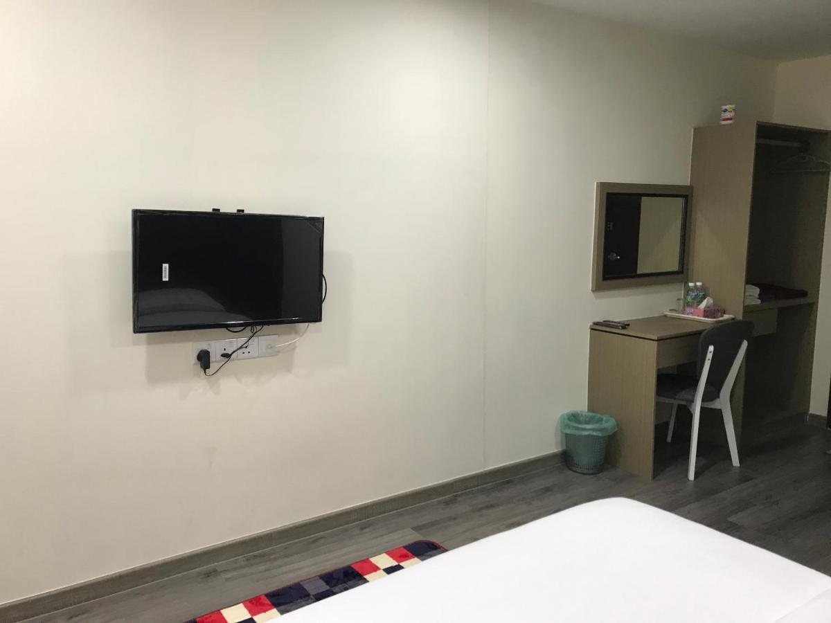 Oyo 90506 Z Stay Inn Hotel Simpang Renggam ภายนอก รูปภาพ