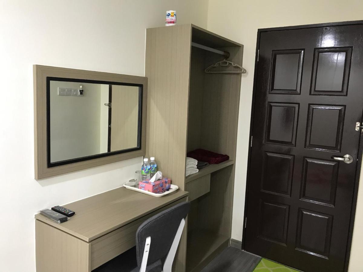 Oyo 90506 Z Stay Inn Hotel Simpang Renggam ภายนอก รูปภาพ